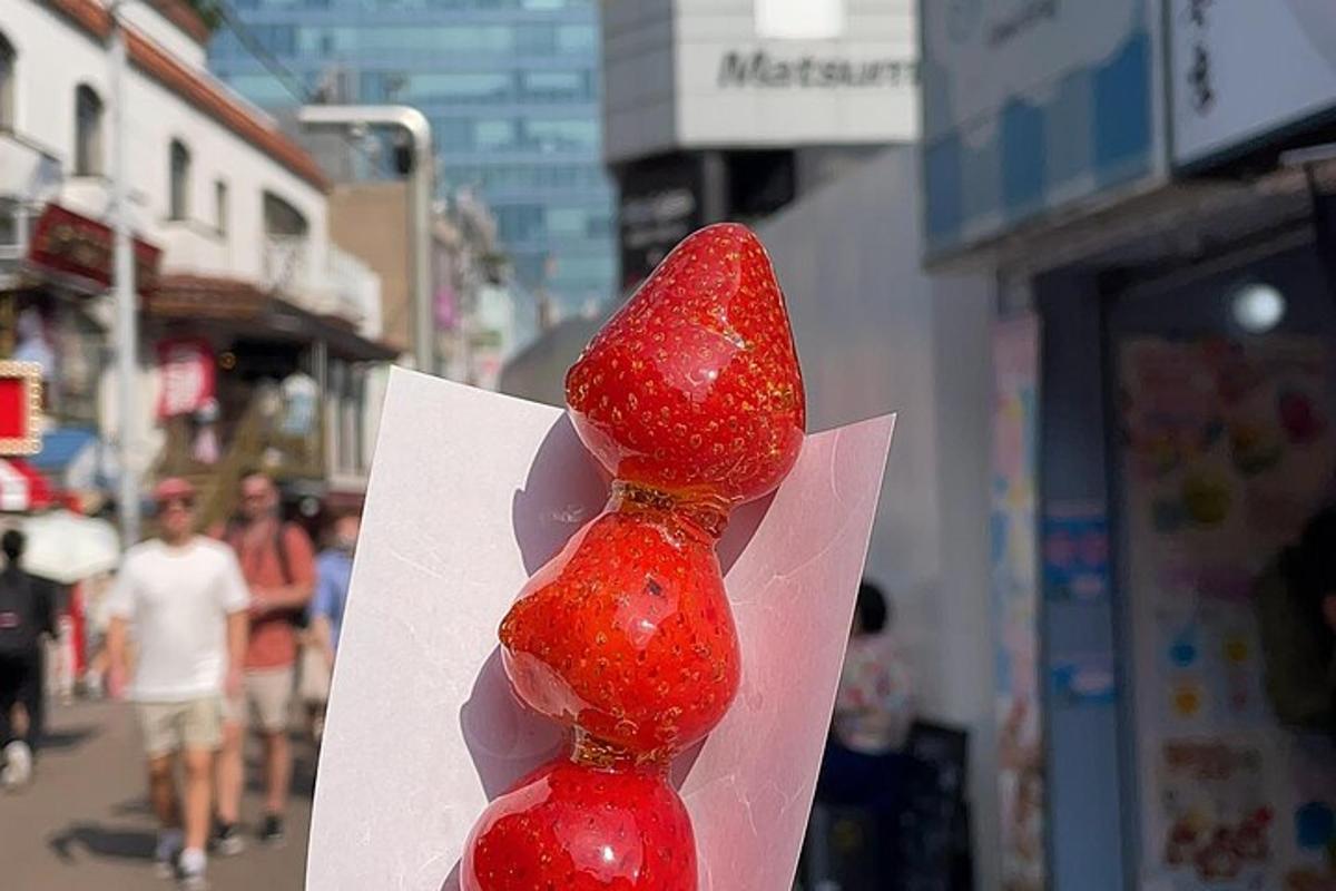 due fragole rosse sopra un pezzo di carta