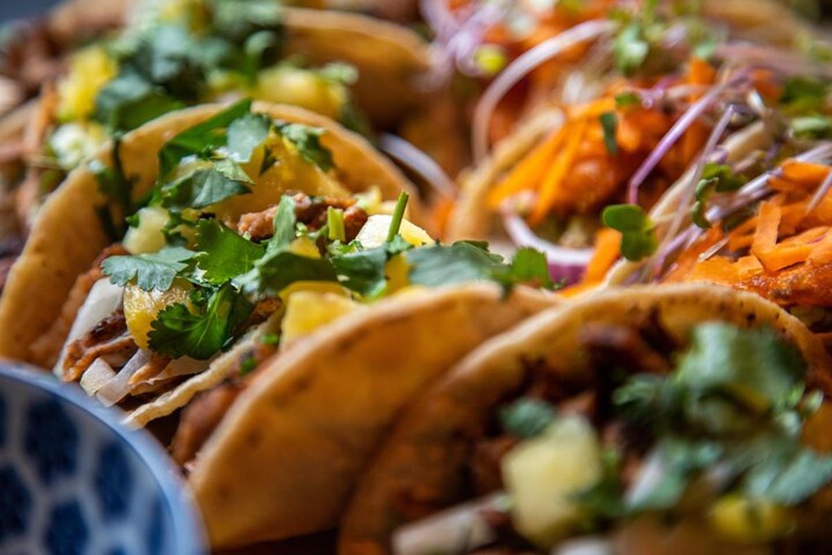 en grupp tacos med grönsaker på en tallrik