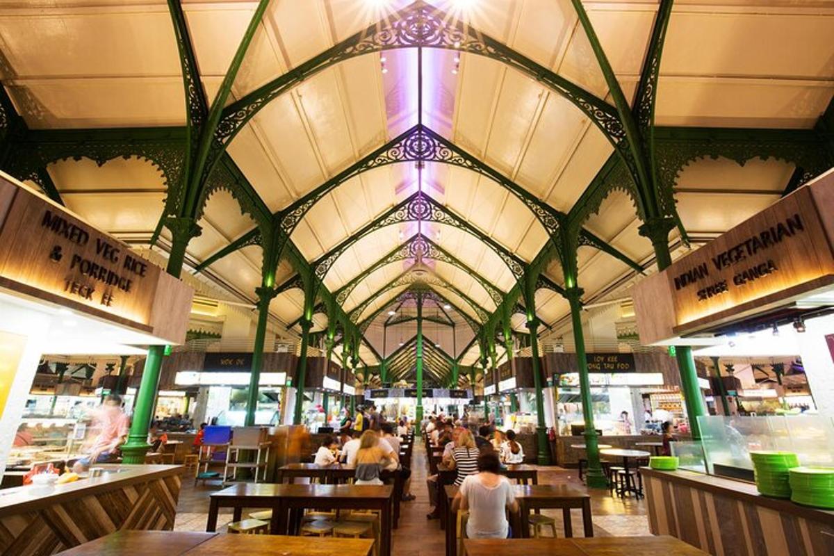 um restaurante com um teto grande com pessoas sentadas em mesas