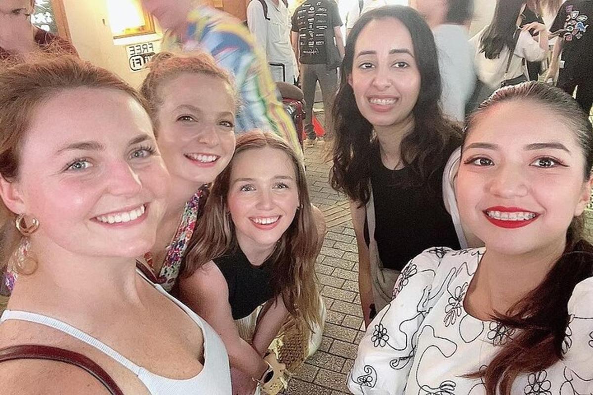 Un grupo de mujeres posa para una fotografía.