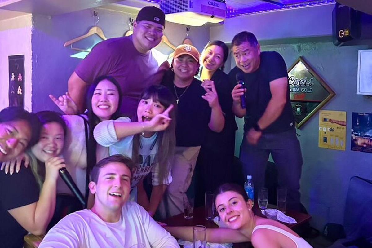 isang grupo ng mga tao na nagpapakuha ng larawan sa isang silid