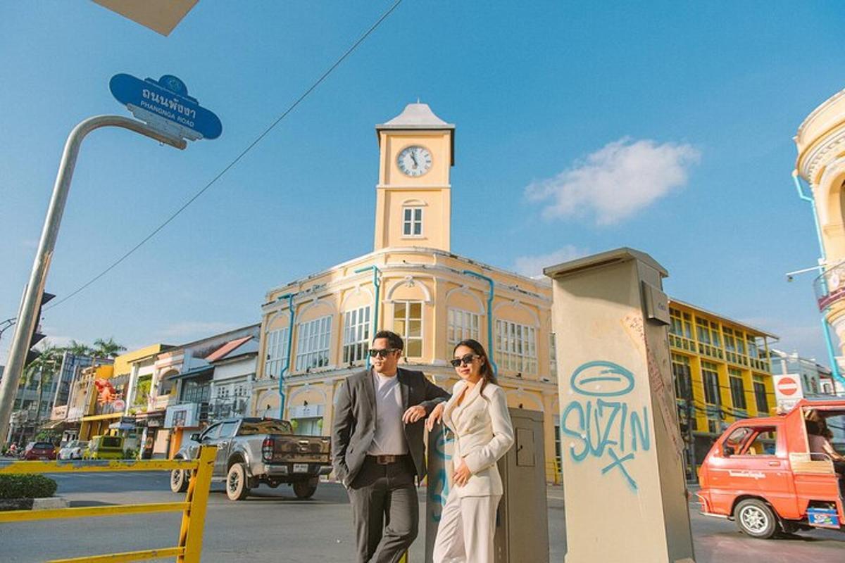 muž a žena stojící před budovou s hodinovou věží