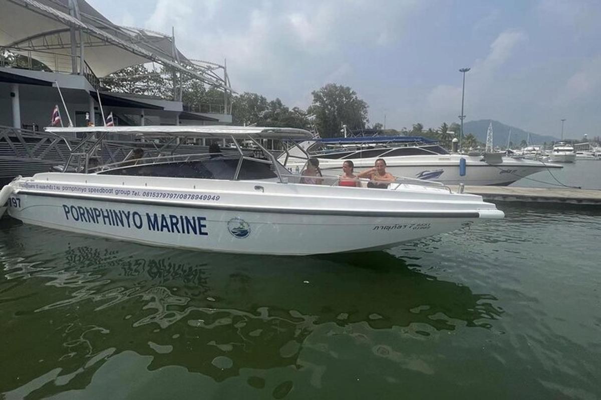 двоє людей у білому човні у воді