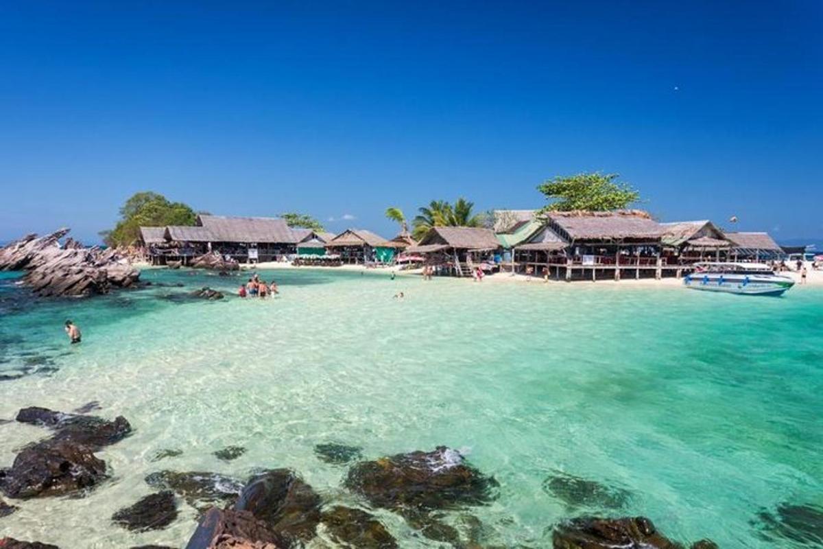egy strand, ahol egy csoport ember a vízben