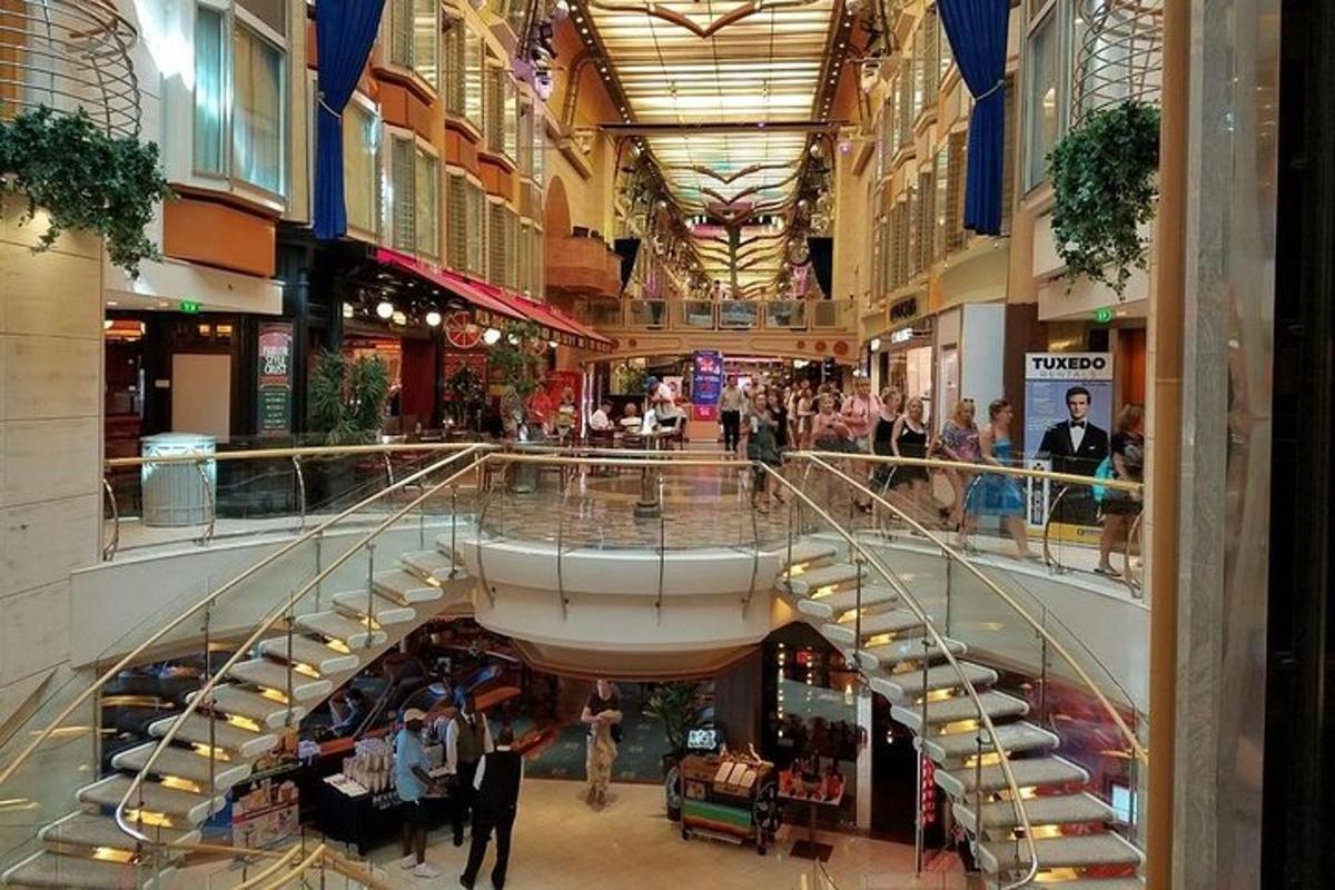 um grande shopping com uma escada em espiral