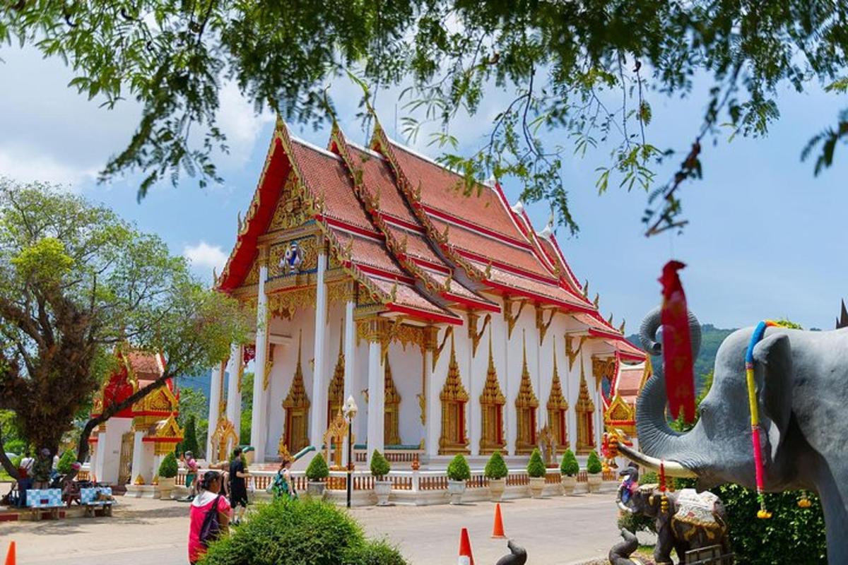um templo com um elefante na frente