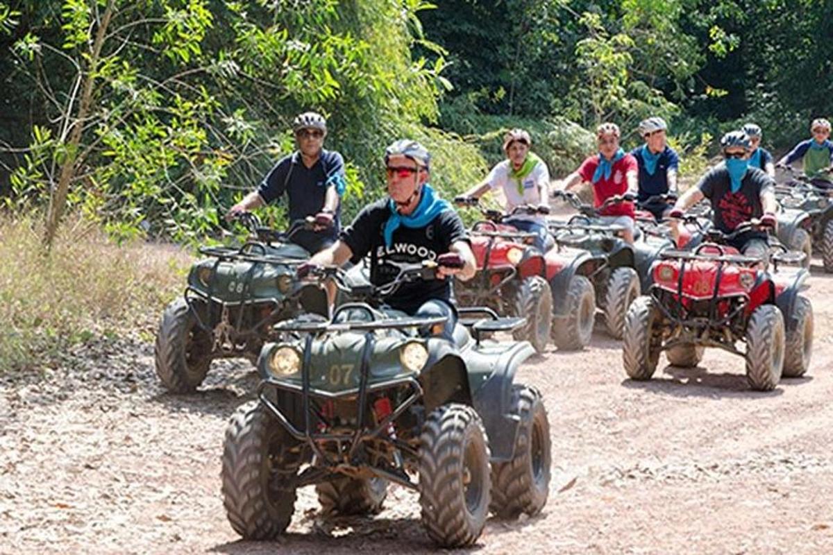 sekumpulan orang menunggang atv di jalan tanah