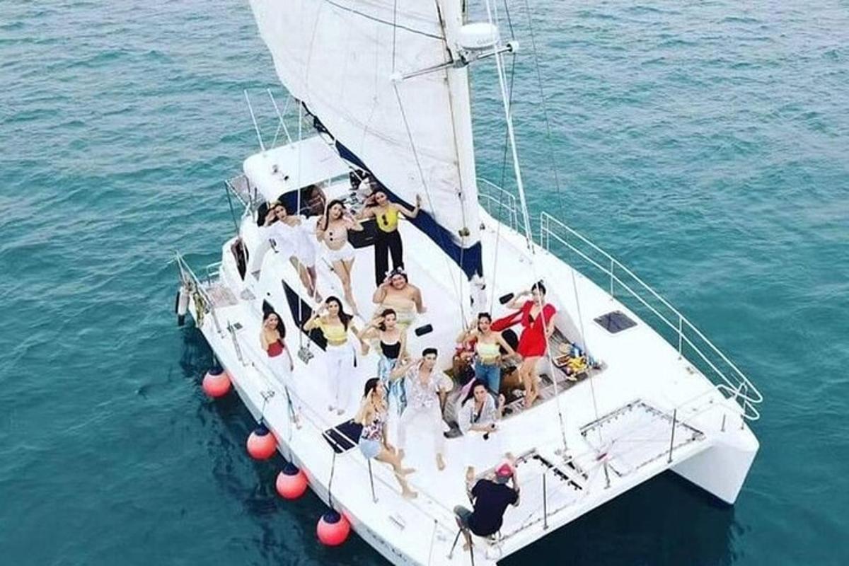un gruppo di persone su una barca a vela in acqua