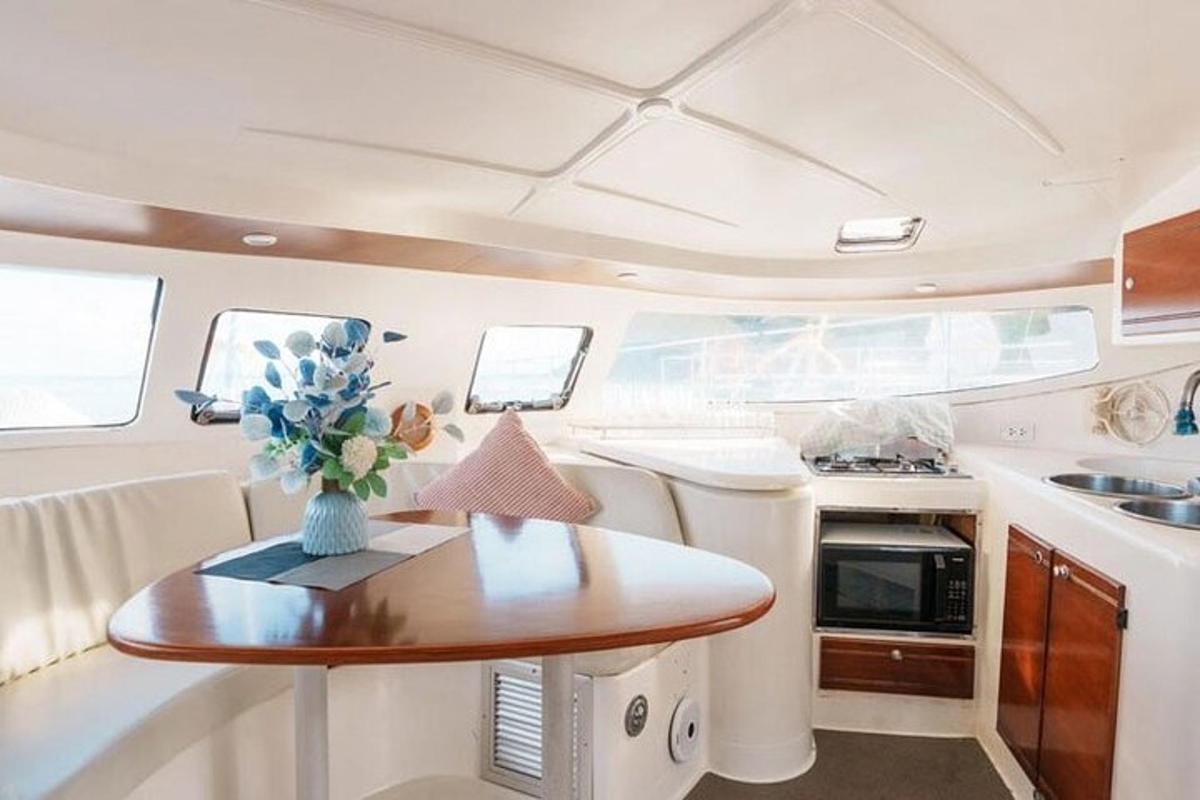 una cucina e una sala da pranzo in uno yacht a motore
