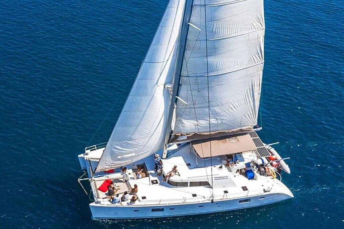 un gruppo di persone su una barca a vela in acqua