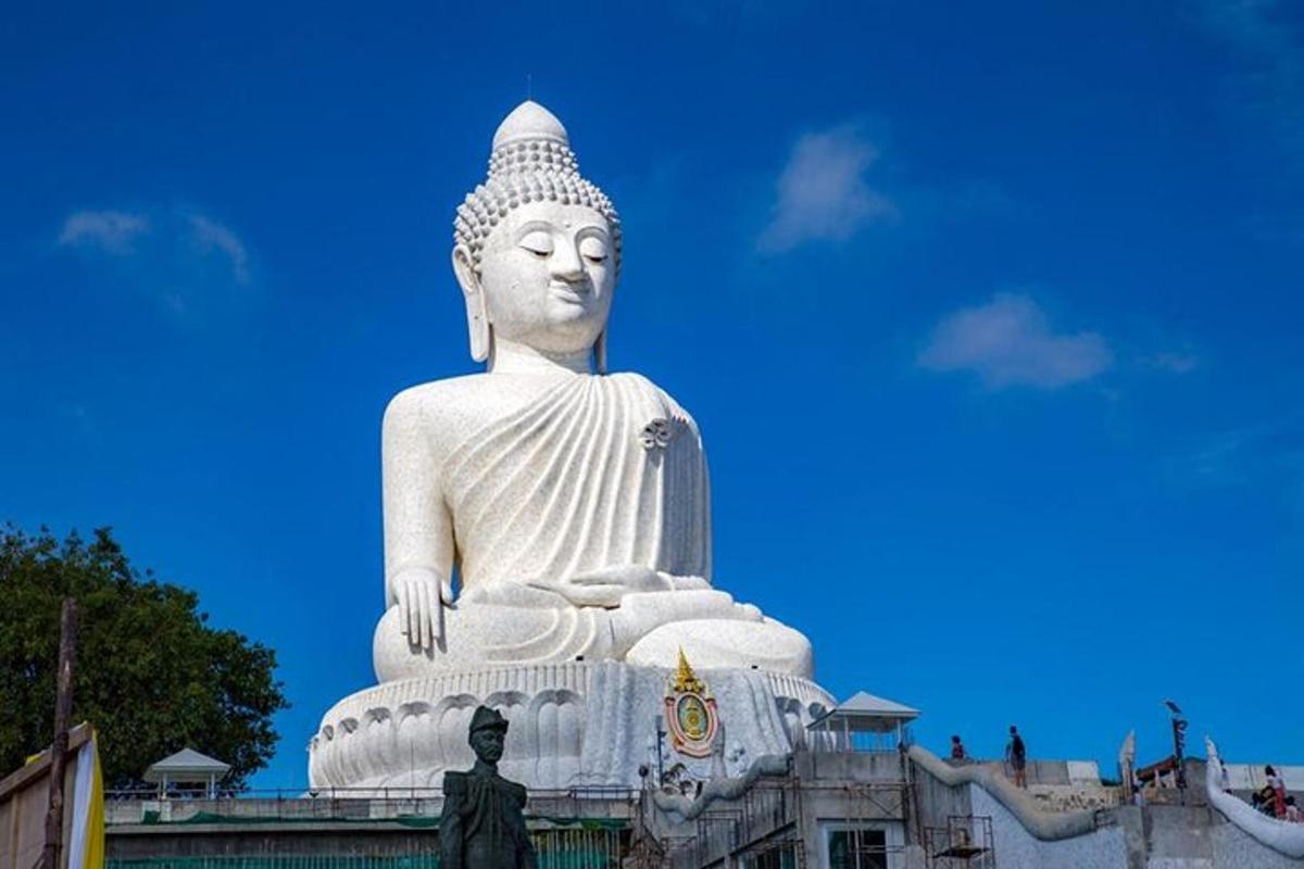 o statuie albă mare în fața unei clădiri