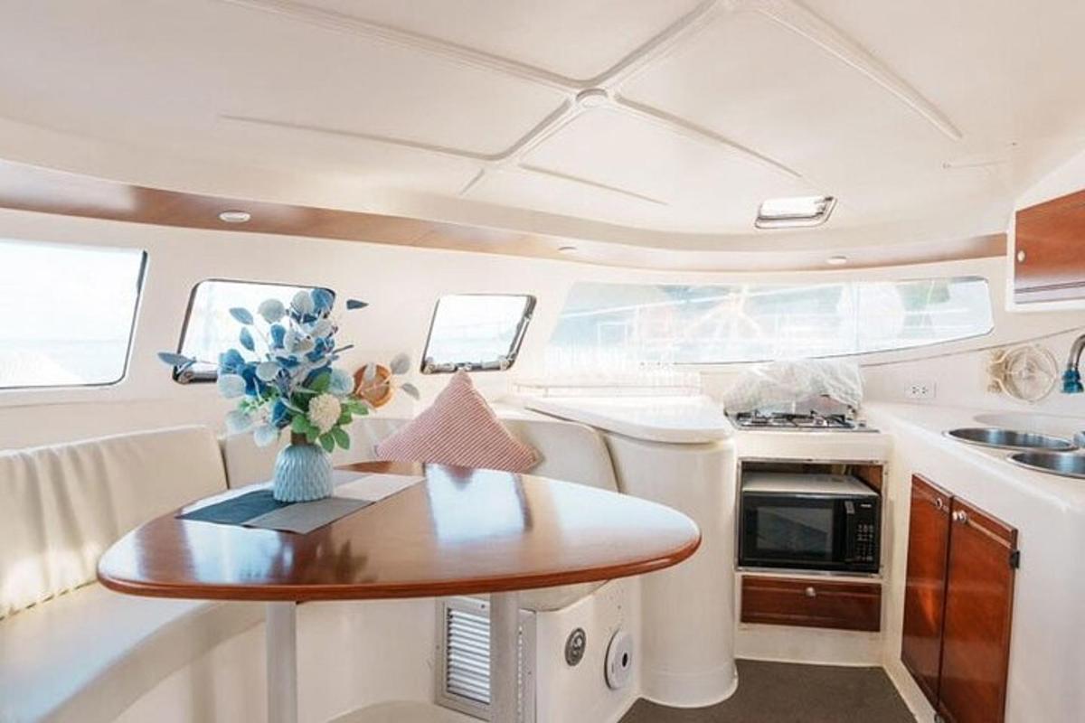 una cucina e una sala da pranzo in uno yacht a motore