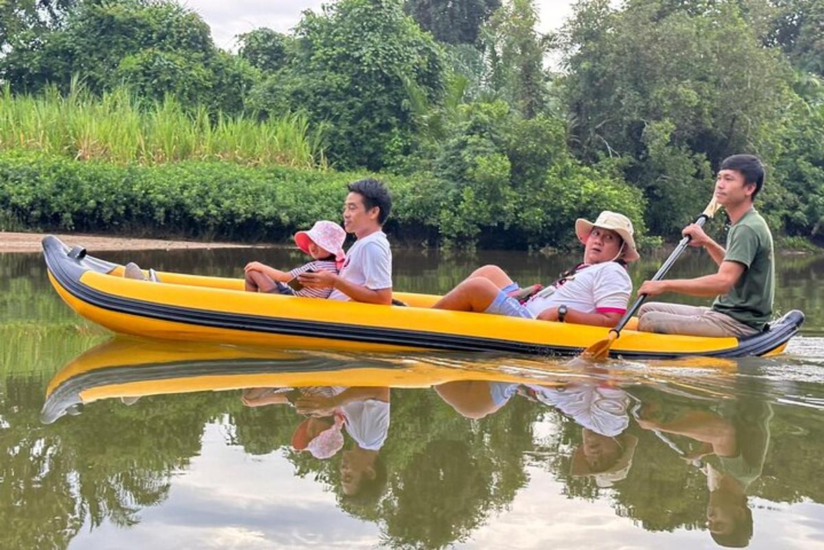 กลุ่มคนในเรือสีเหลืองบนน้ำ