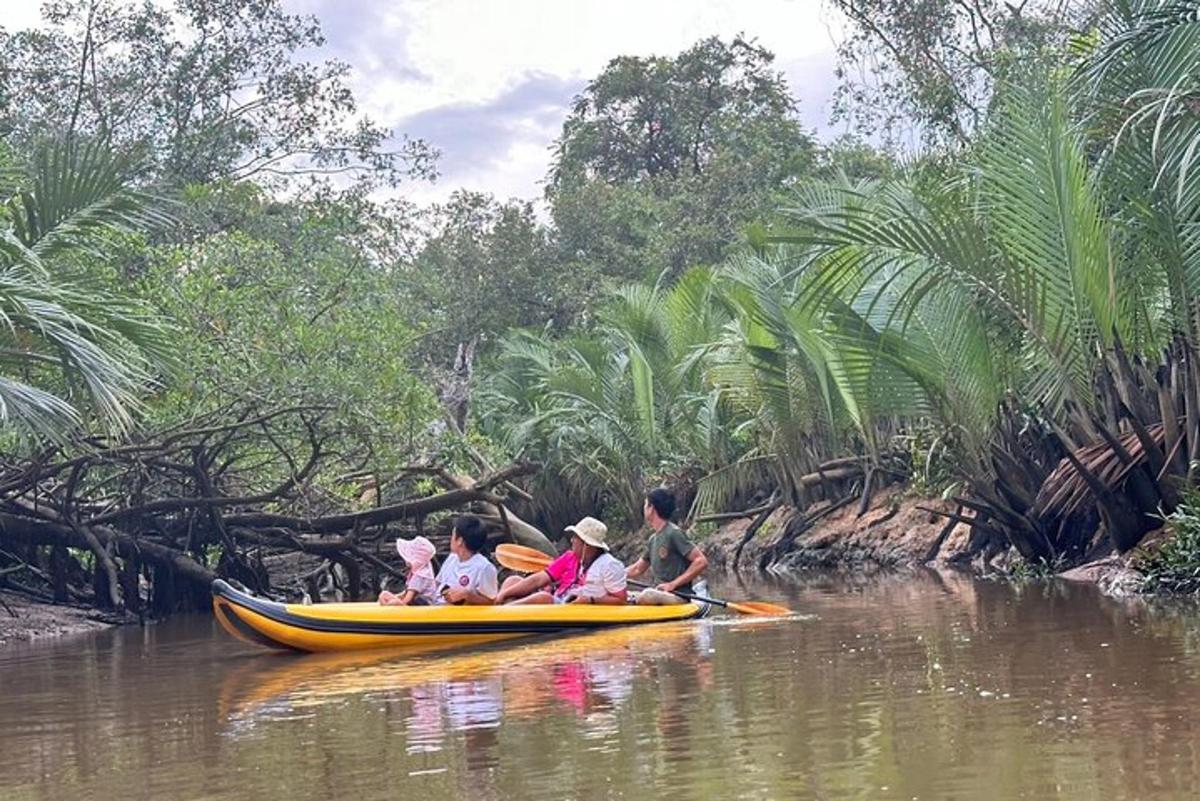 กลุ่มคนในเรือแคนูบนแม่น้ำ