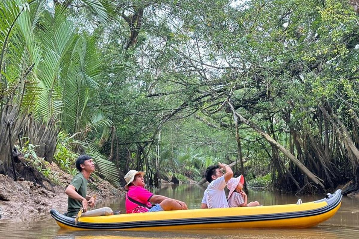 กลุ่มคนกำลังพายเรือแคนูในแม่น้ำ