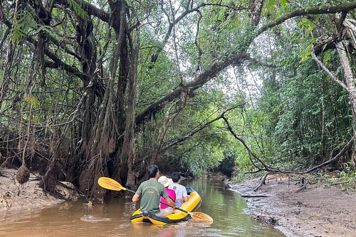 กลุ่มคนสามคนในเรือคายัคในแม่น้ำ