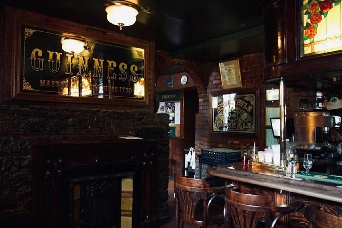 um bar com lareira em um pub