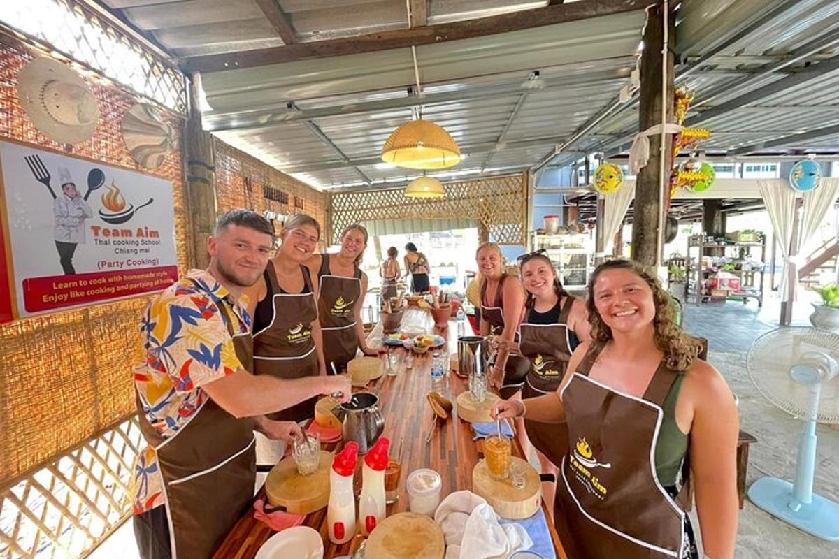 skupina lidí stojících kolem stolu v restauraci