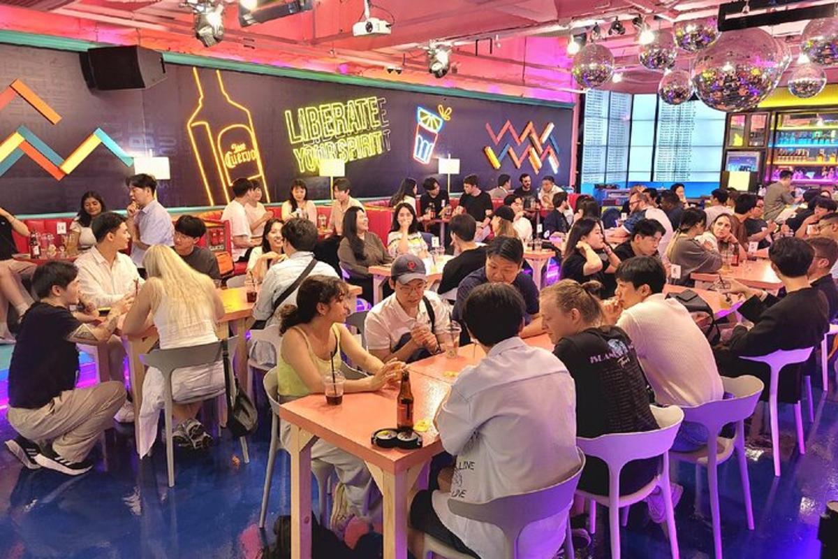 un gruppo di persone sedute ai tavoli di un ristorante