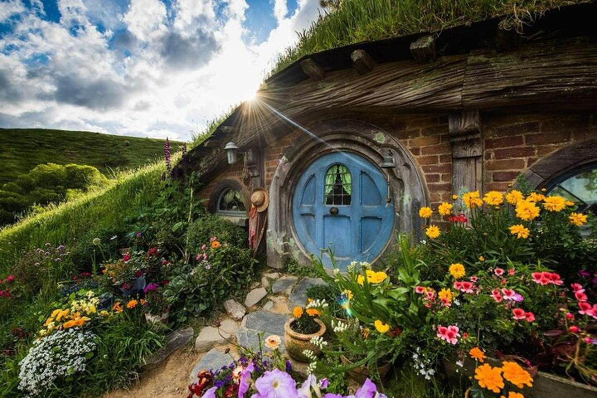 una casa con una porta blu e alcuni fiori