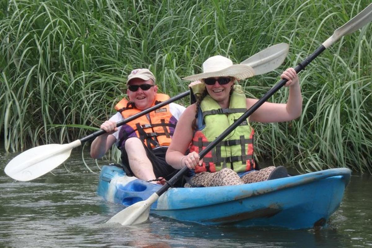 due persone in un kayak blu in acqua