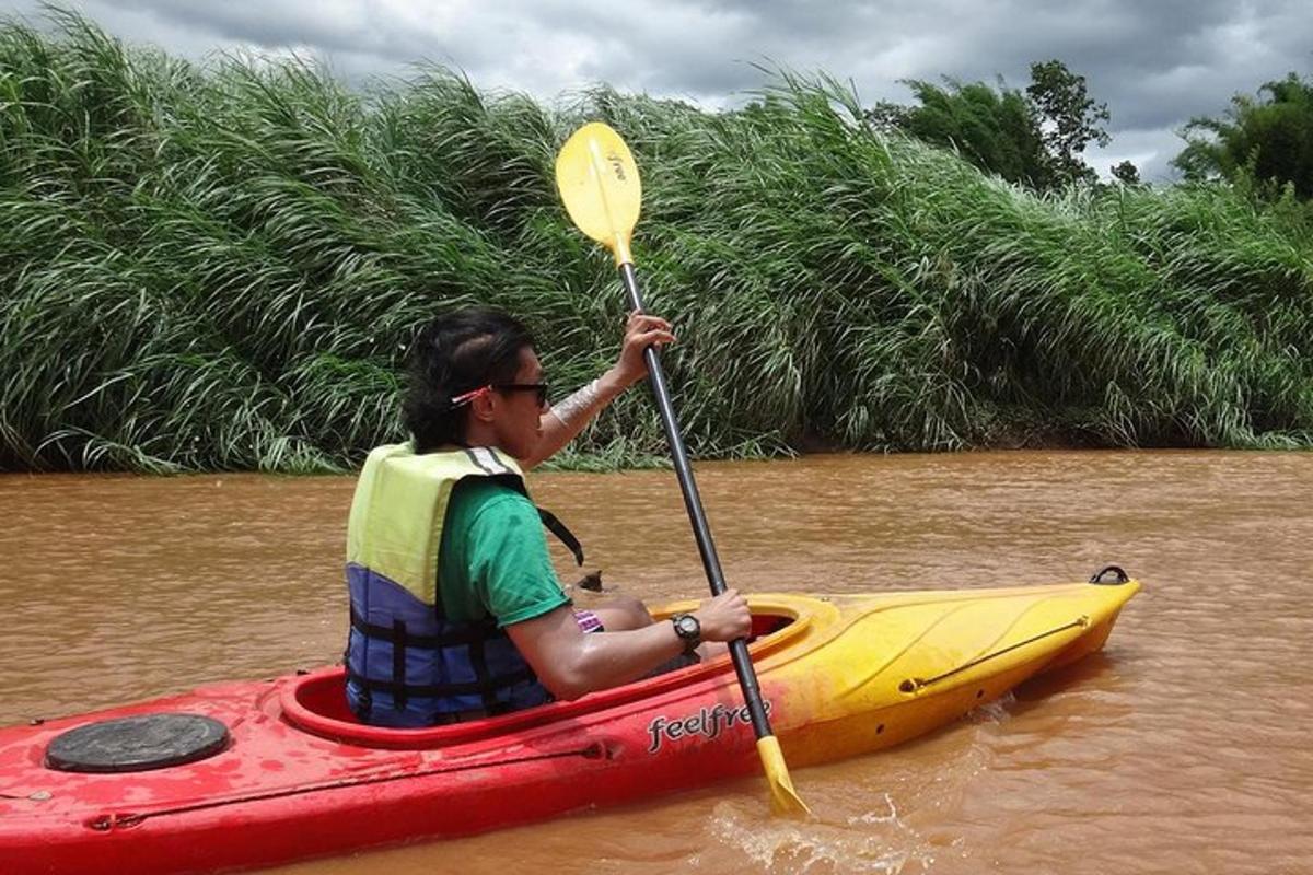 seorang lelaki menaiki kayak kuning di dalam air