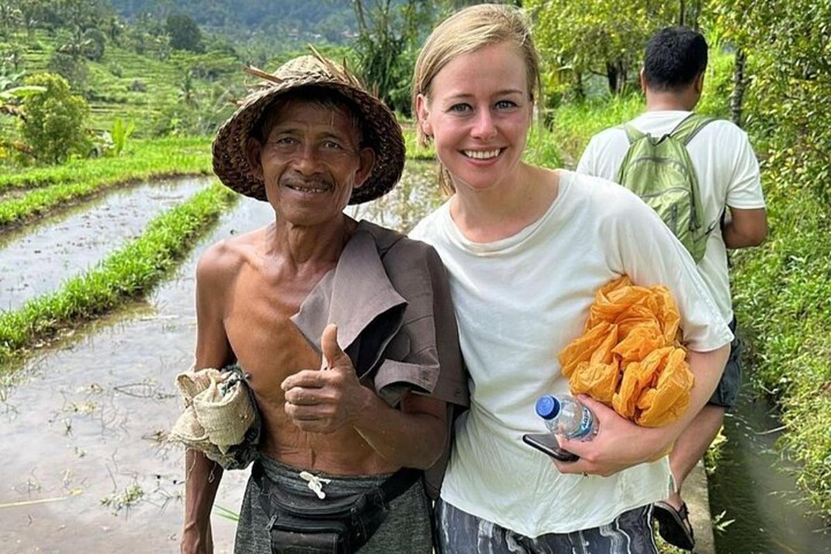 một người đàn ông và một người phụ nữ đang tạo dáng chụp ảnh