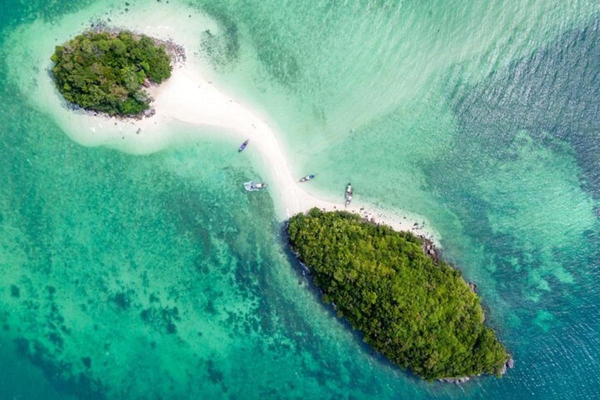 una vista aerea di due isole nell'oceano