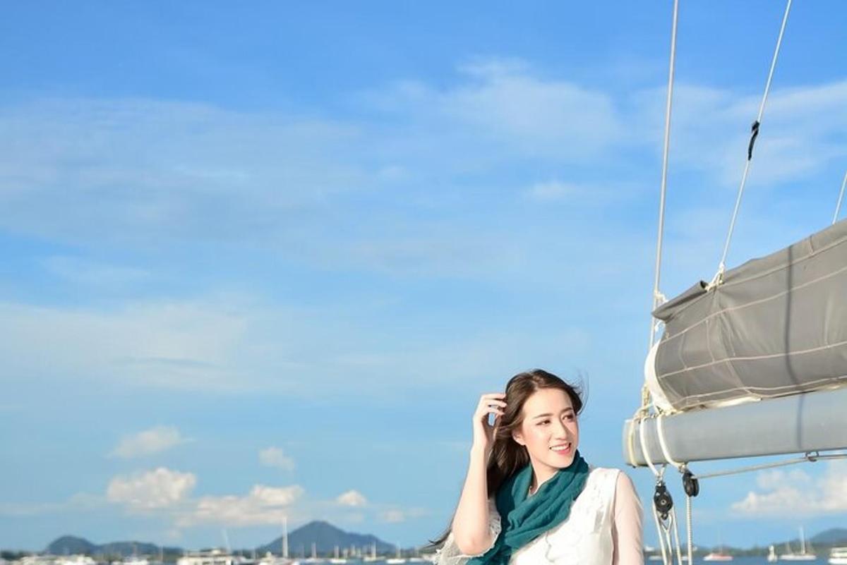 een vrouw die op een boot op een mobiele telefoon praat