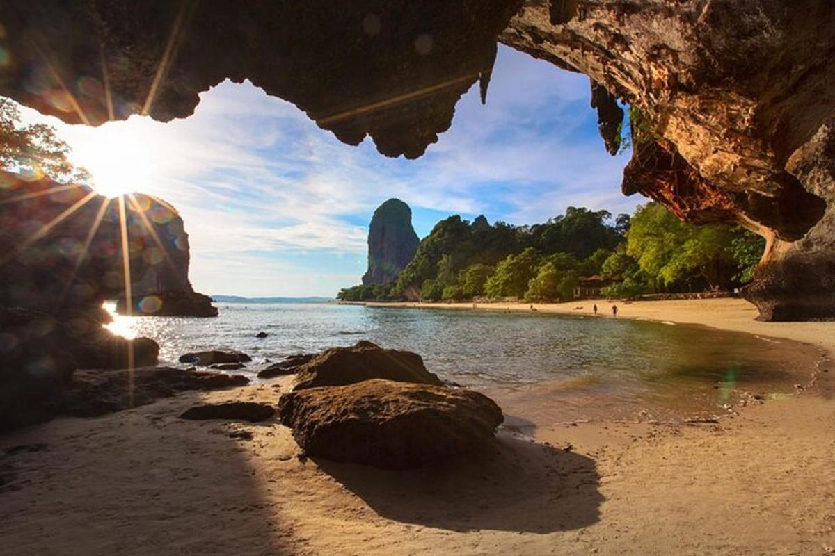 una vista di una spiaggia con rocce e l'oceano