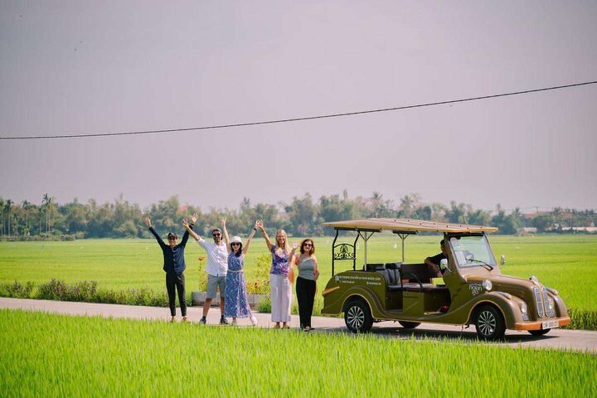 sekumpulan orang berdiri di sebelah kereta golf