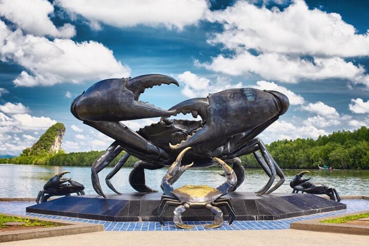o statuie a unui crab cu un crab pe ea