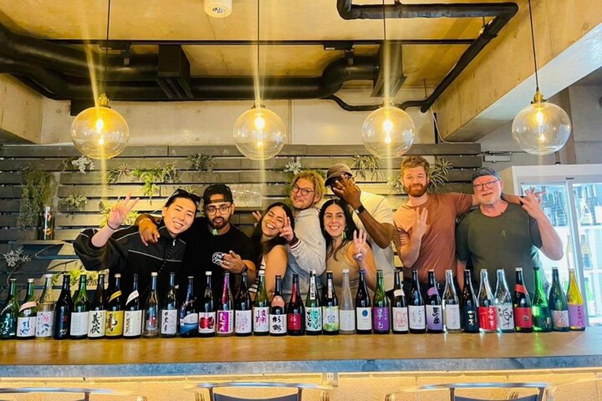 um grupo de pessoas em pé atrás de um bar com garrafas de vinho