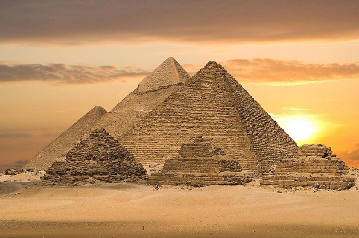Skupina pyramid v poušti při západu slunce