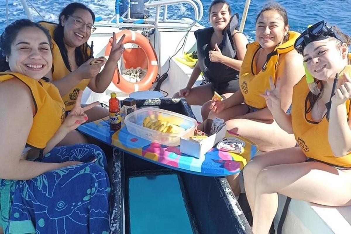 isang grupo ng mga tao na nakaupo sa paligid ng isang mesa sa isang bangka