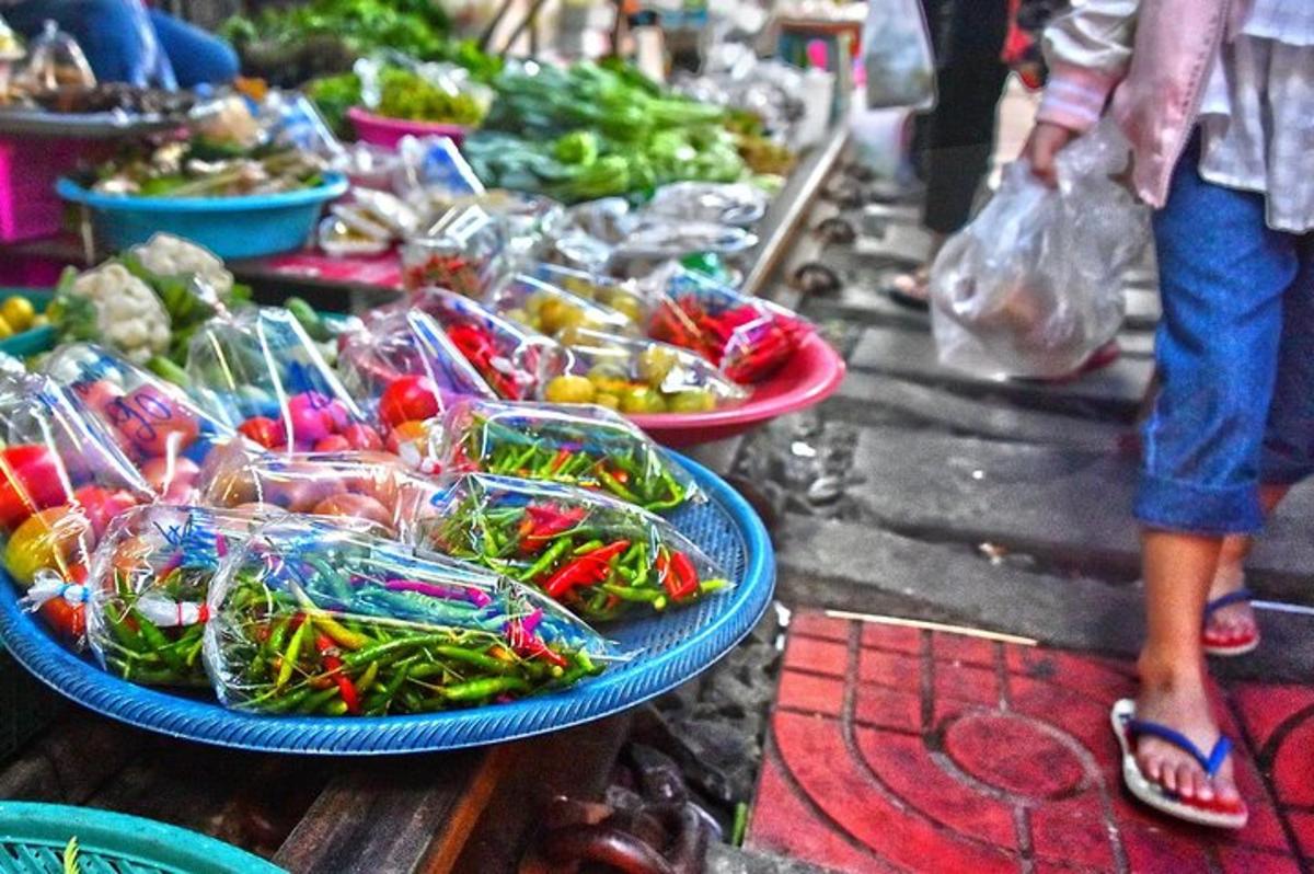 um mercado com muitas cestas de vegetais sobre uma mesa