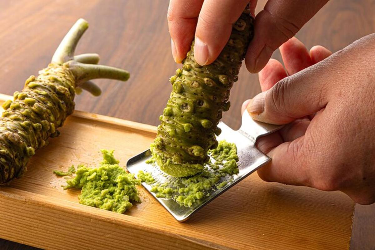 una persona che taglia i broccoli su un tagliere