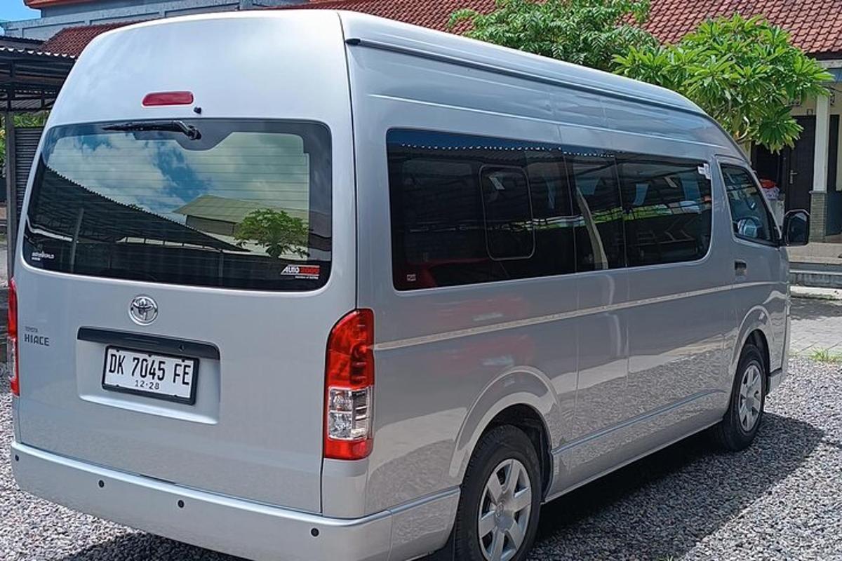 stříbrná dodávka zaparkovaná na parkovišti