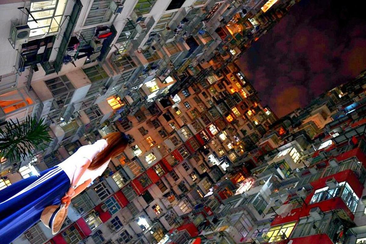 una vista di una grande città di notte