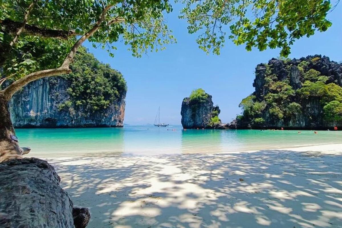 pantai dengan dua pulau batu kapur yang besar di dalam air