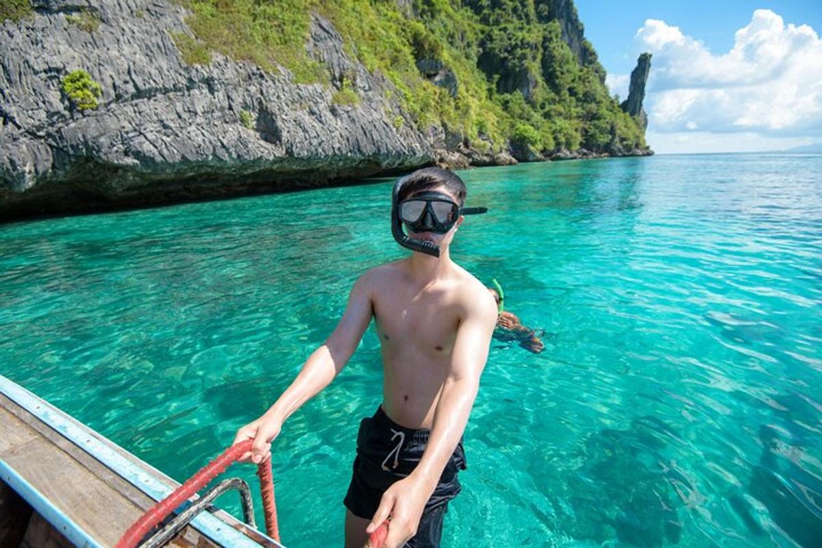 un uomo che indossa una maschera in piedi su una barca in acqua