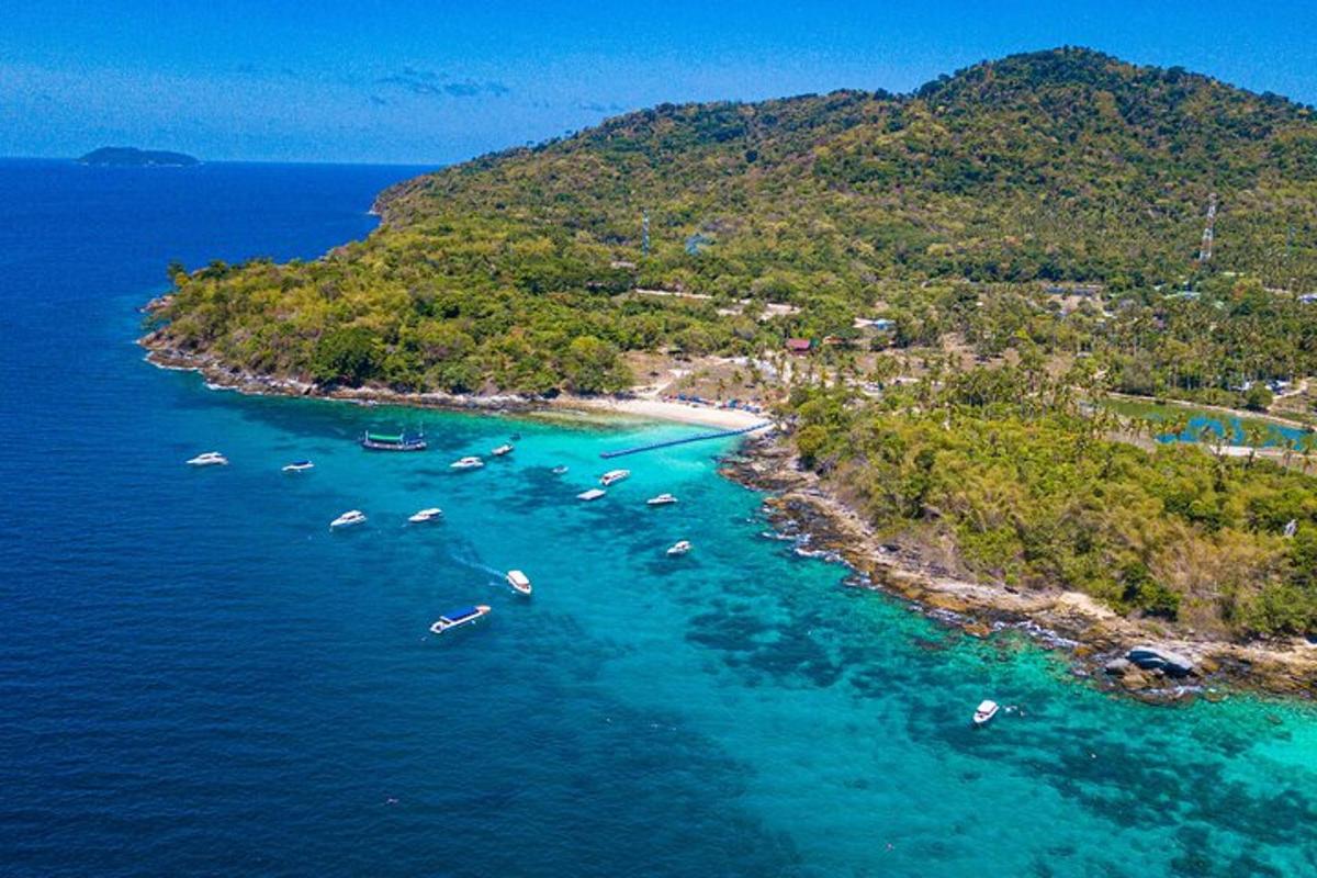 vista aèria d'una platja amb vaixells a l'aigua
