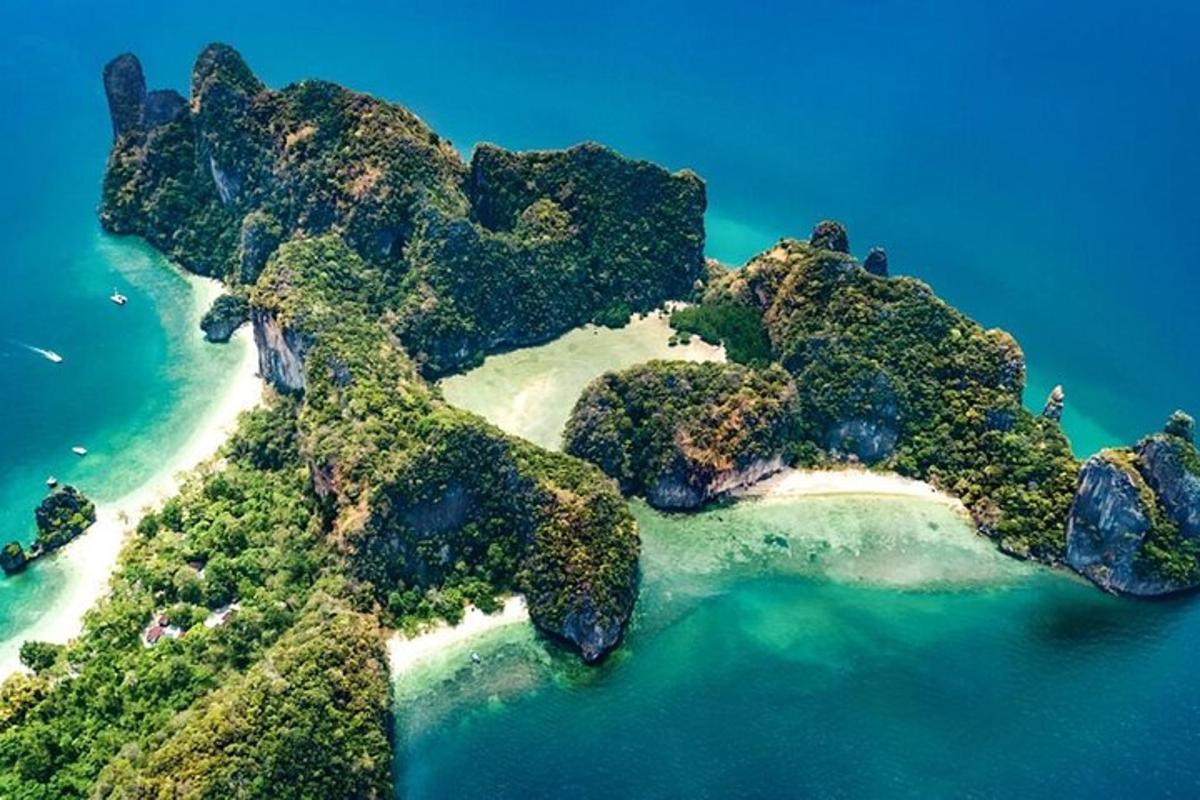 pemandangan udara pulau kecil di lautan