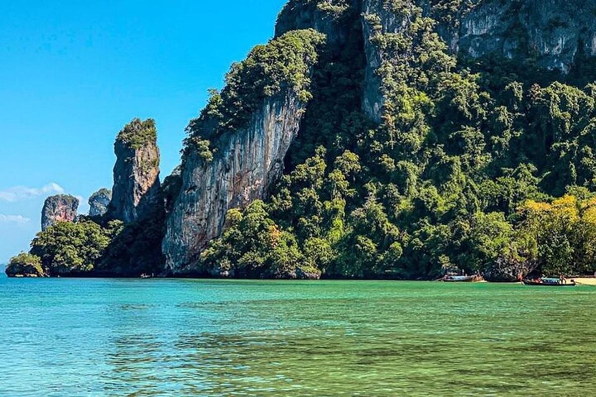 badan air yang besar di sebelah gunung