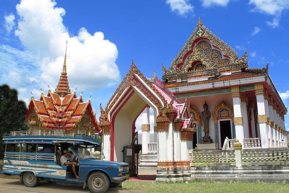 รถบรรทุกสีฟ้าจอดอยู่หน้าอาคาร