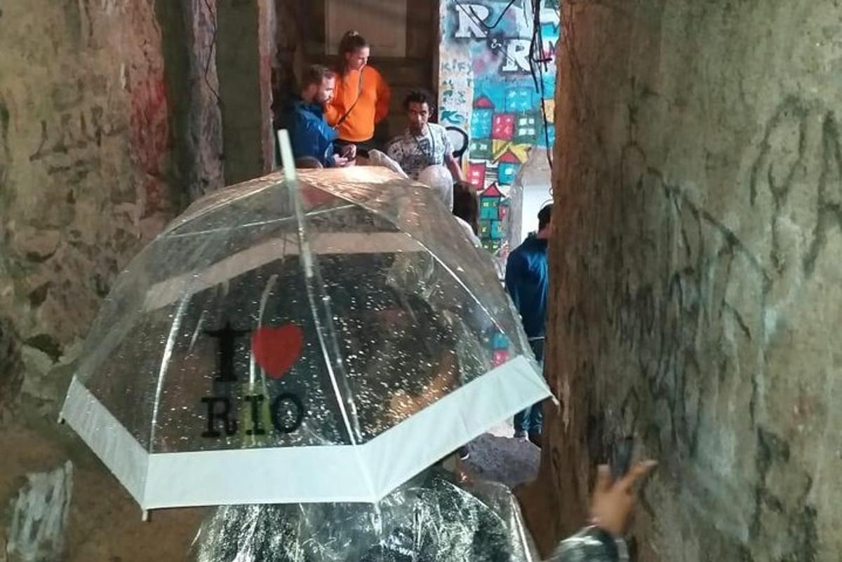 建筑物内撑着透明雨伞的人