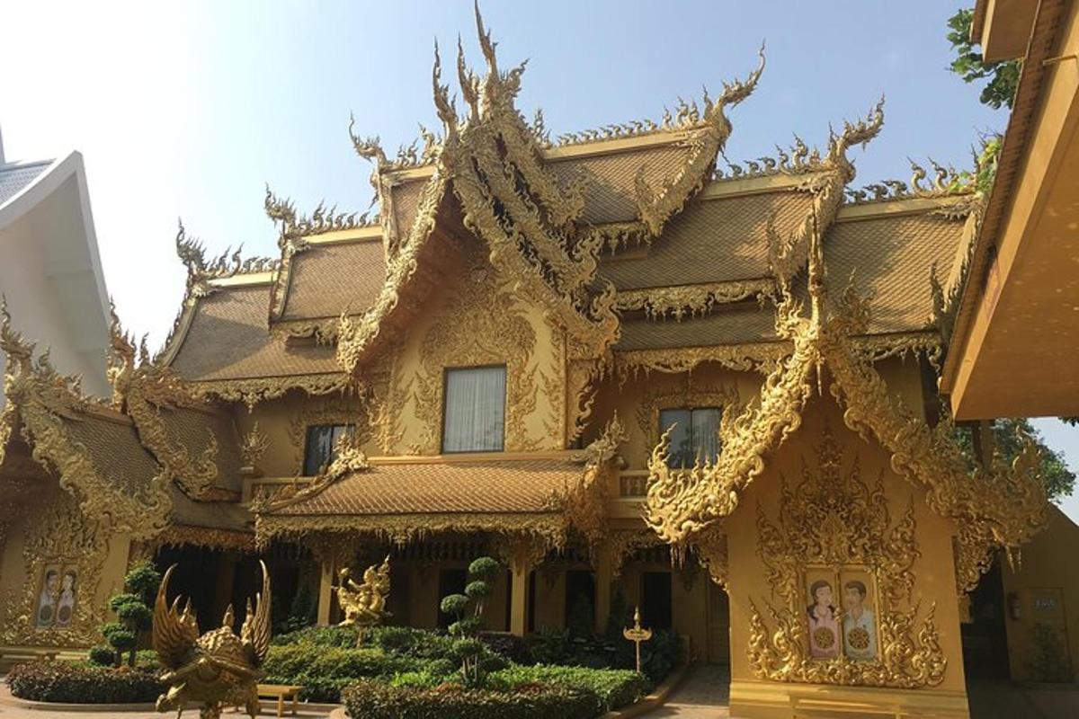 um edifício ornamentado com um edifício com telhado