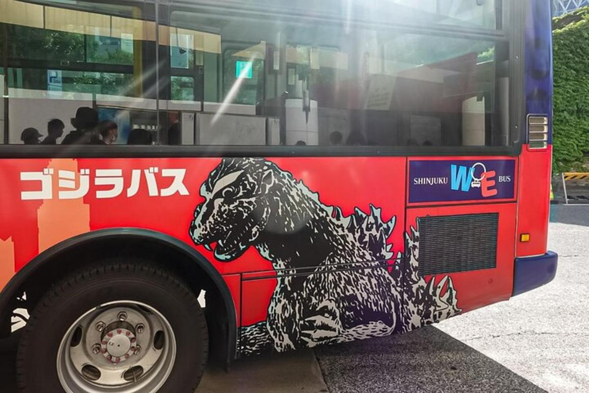 avtobus s psom, naslikanim na boku