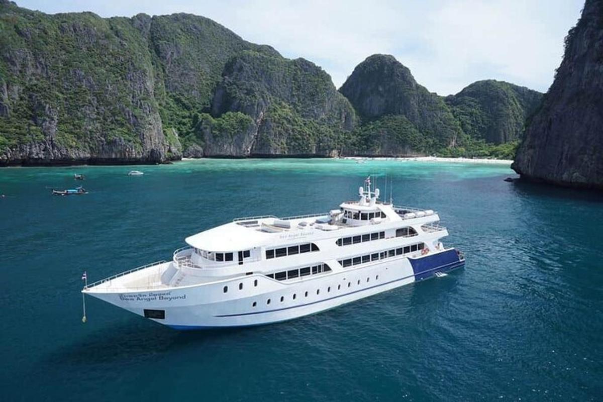 Un gran yate blanco en el agua cerca de una isla.