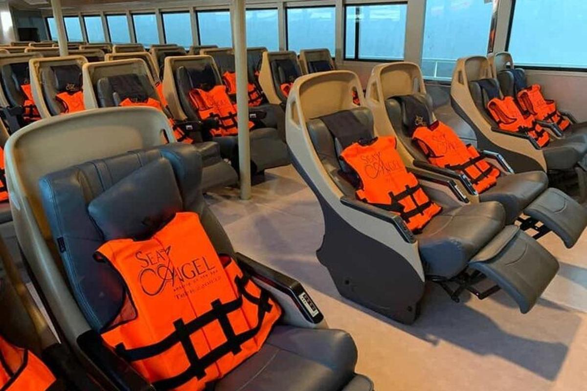 tukšu sēdvietu grupa autobusā